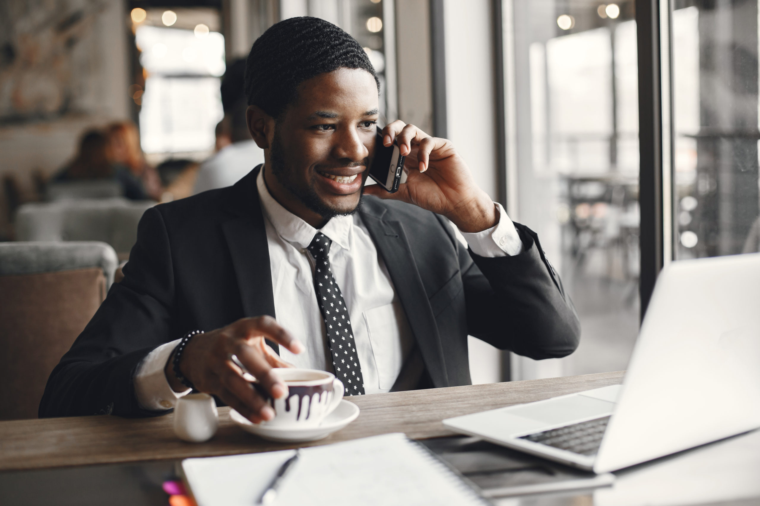 Man sitting at the computer and drinking coffee