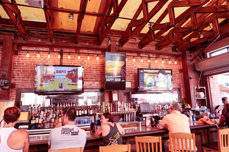 enplug digital signage for bars