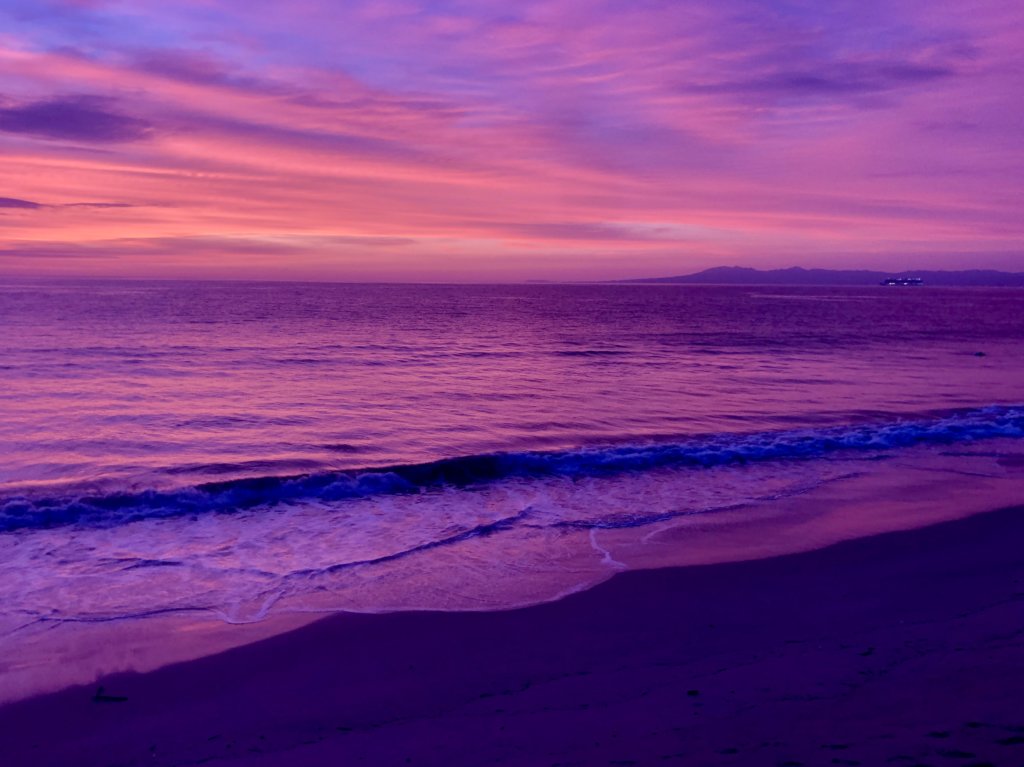 Pink and purple sunset on the pacific ocean