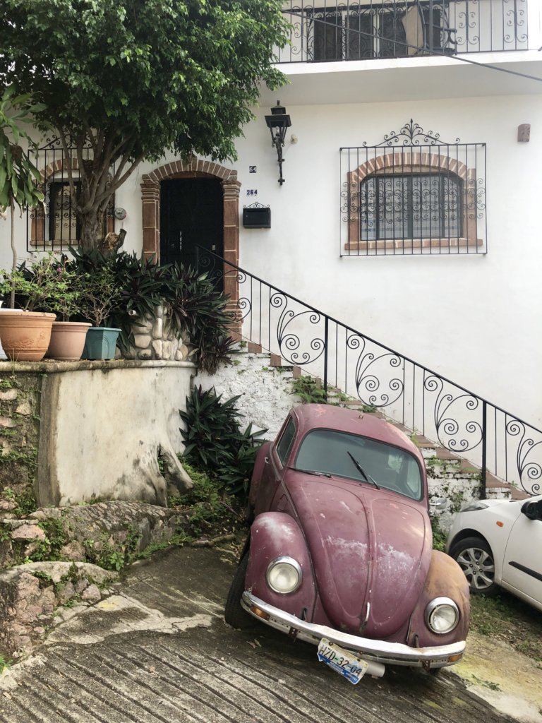 VW bug a few blocks from Malecón